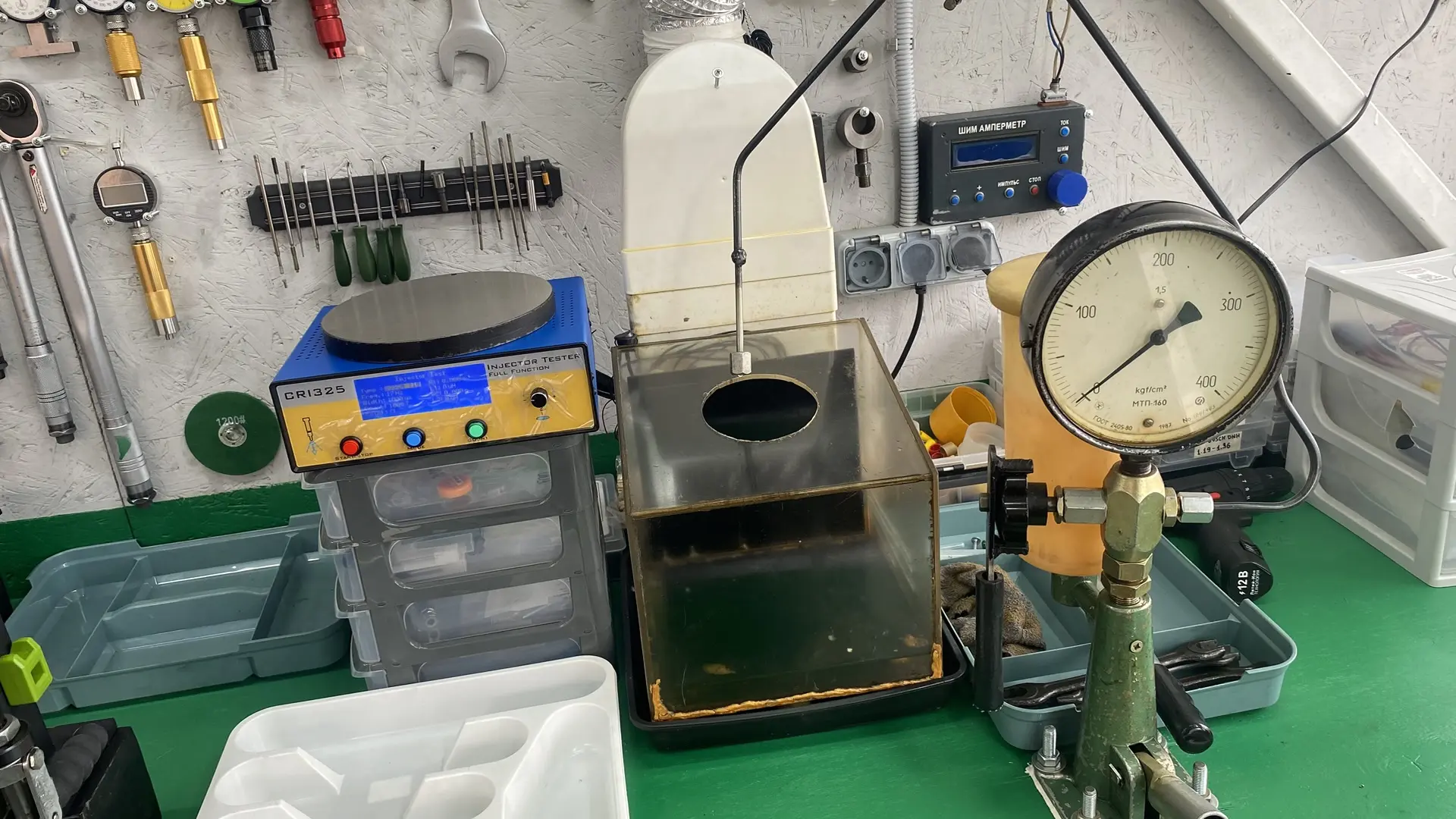 Ручной пресс с механическим манометром для проверки форсунок